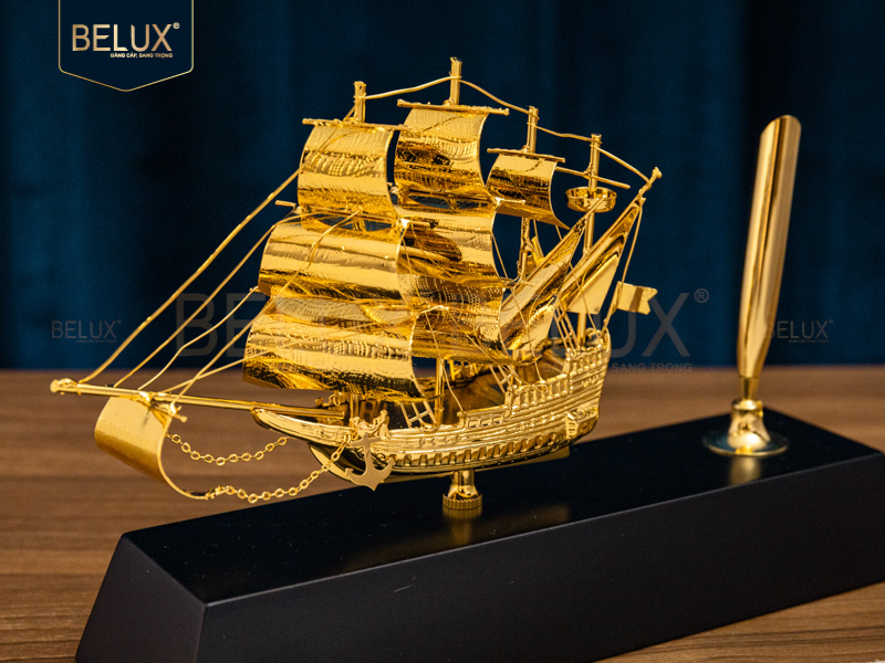 Đế bút thuận buồm xuôi gió mạ vàng 24k 20x12cm